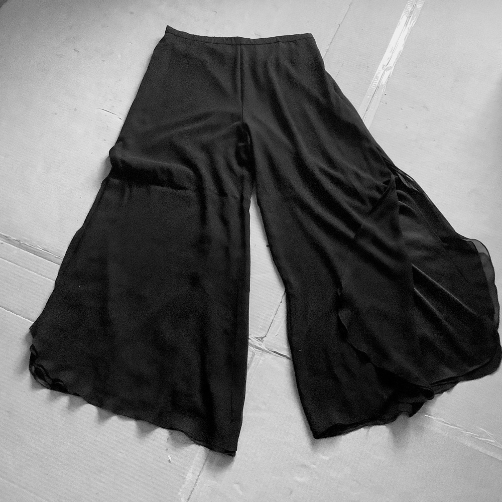 St John Marie Gray black palazzo pants.  Size 14.Lined Flowing